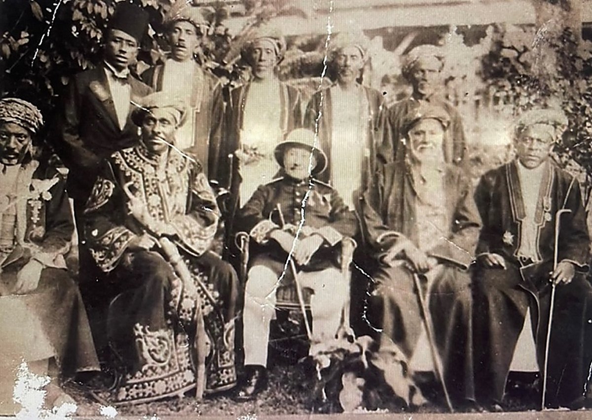 Archives photographiques : dignitaires comoriens et Léon Humblot, fin 19e siècle.