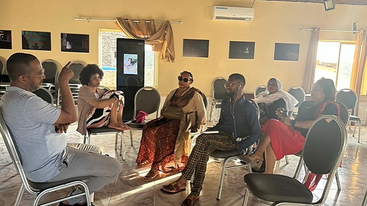 Atelier photo en cercle avec une dizaine de participants à Moroni.